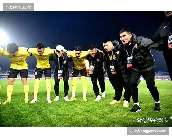 场边教练的战术手势与指令，展现足球比赛中的细节较量